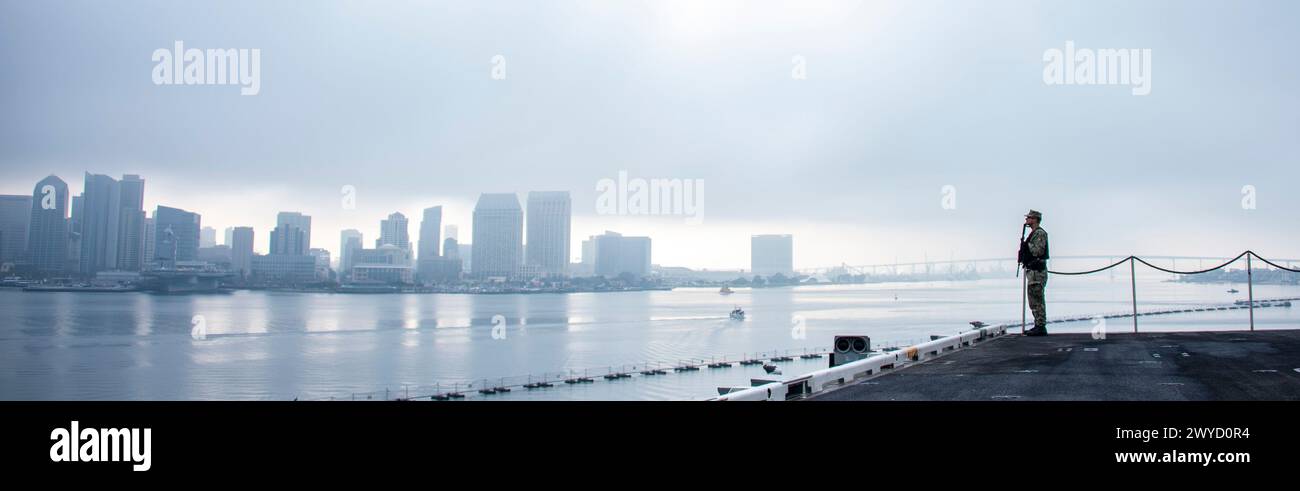 240322-N-FS097-1032 SAN DIEGO (22 mars 2024) technicien en systèmes d'information de 2e classe Max Beattie, natif de Folsom, Californie, surveille à bord du porte-avions de classe Nimitz USS Carl Vinson (CVN 70). Vinson est actuellement pierside dans son port d'attache de San Diego. (Photo de l'US Navy par le matelot spécialiste des communications de masse Nathan Jordan) Banque D'Images