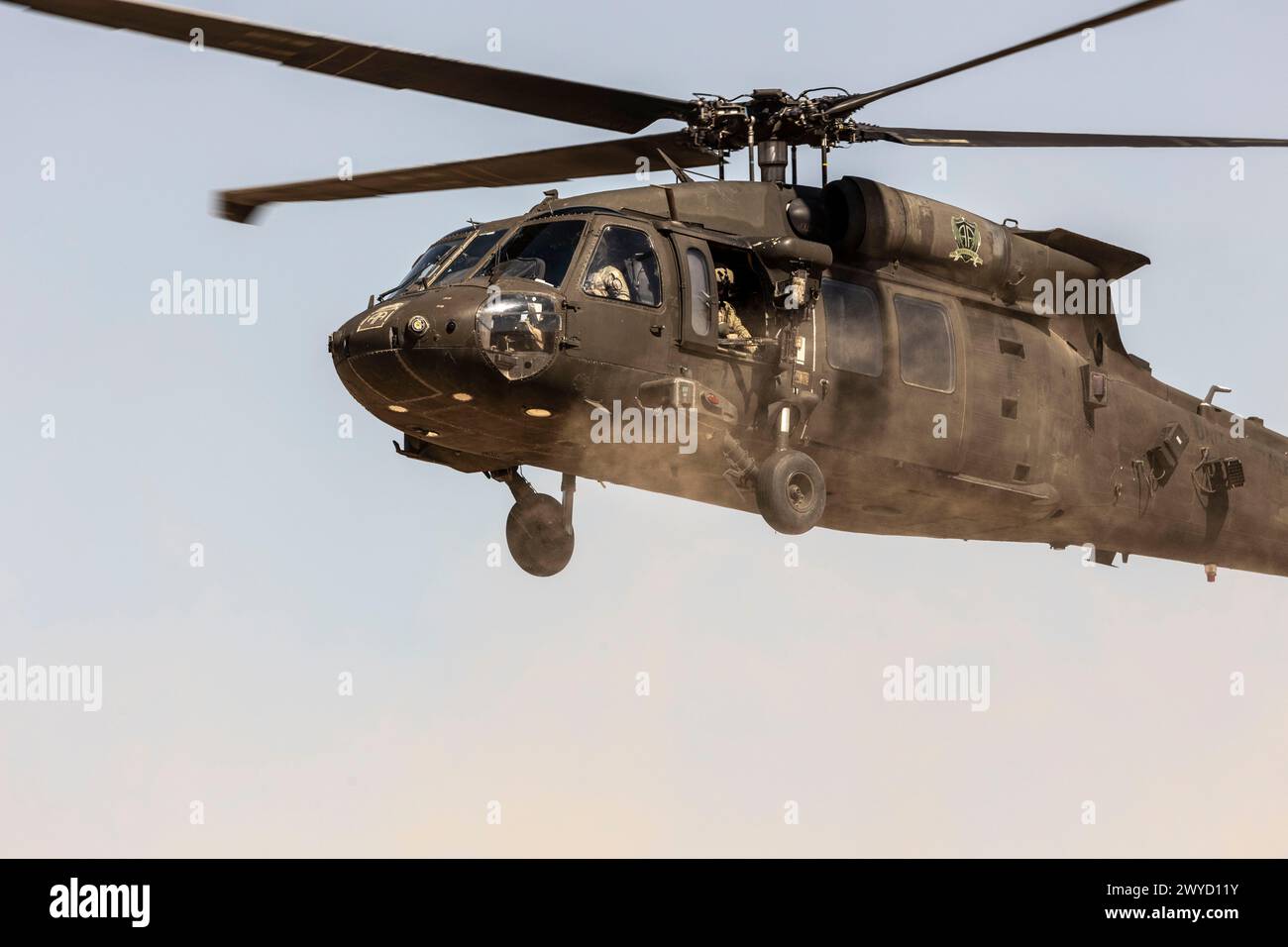 Les parachutistes affectés à la 82e brigade d'aviation de combat de la 82e division aéroportée, mènent un champ de tir aérien UH-60 Black Hawk à Camp Buehring, Koweït, le 2 avril 2024. Les aires de tir aériennes sont utilisées pour entraîner et faire progresser les parachutistes sur leurs qualifications de tir de jour et de nuit. (Photo de l'armée américaine par le sergent d'état-major Catessa Palone) Banque D'Images