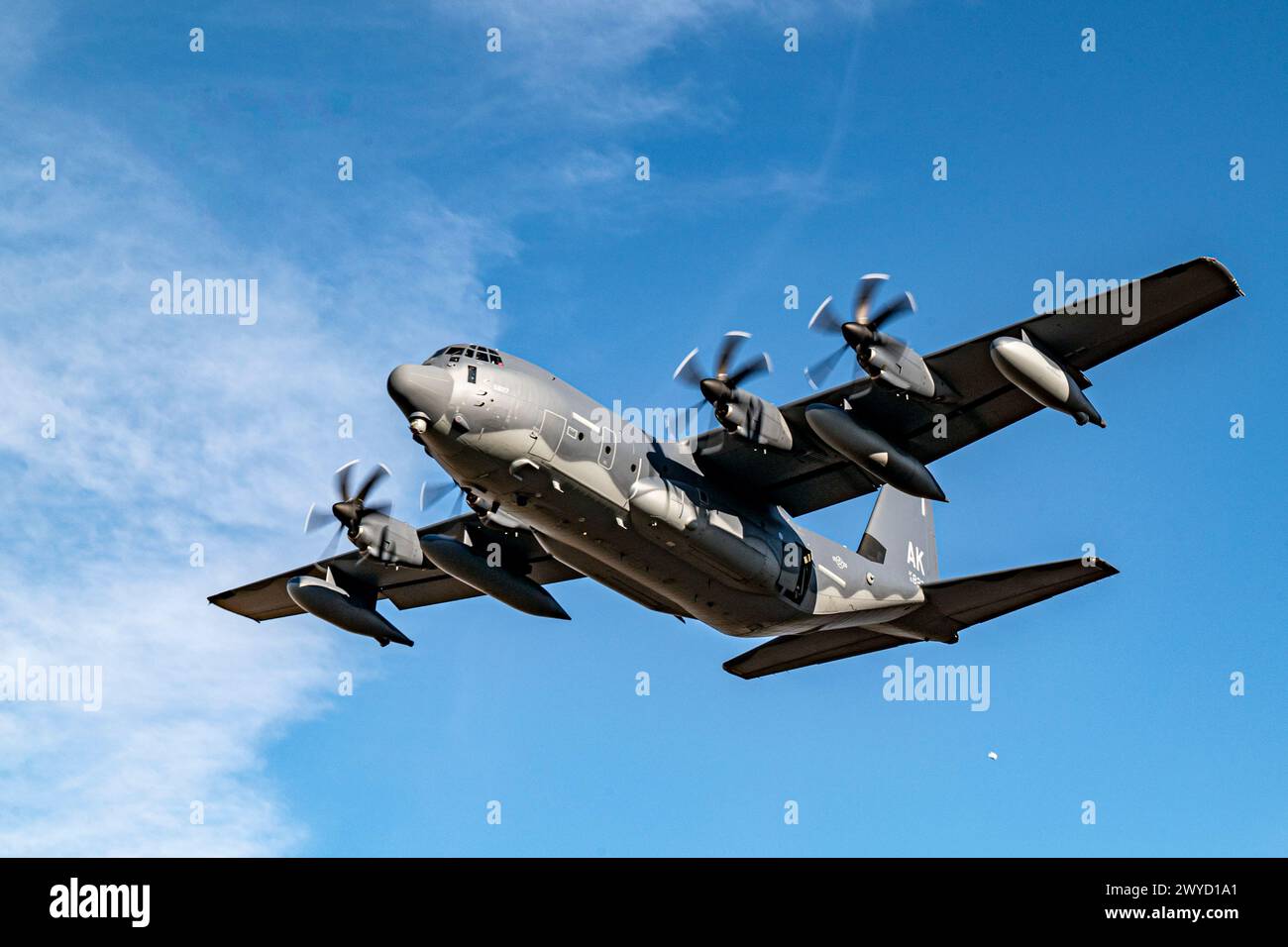 Les aviateurs de l'US Air Force affectés au 211th Rescue Squadron effectuent un largage de précision au-dessus de Smoky Hill Air National Guard Range, au Kansas, le 26 mars 2024. Les aviateurs de sauvetage de six escadrons différents ont testé leur précision de largages de fret aérien de précision dans le cadre du Rescue Rodeo. (Photo de l'US Air Force par Airman 1st Class Leonid Soubbotine) Banque D'Images