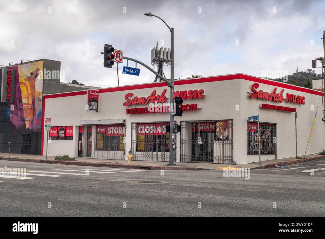 Los Angeles, CA, États-Unis – 5 avril 2024 : extérieur du magasin Sam Ash Music sur Sunset boulevard annonce la fermeture de son magasin à Los Angeles, CA. Banque D'Images