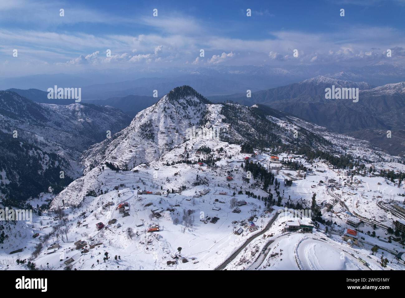 Vue aérienne de la station et de la ville de Malam Jabba Hill au milieu des montagnes de l'Himalaya, couverte de neige pendant l'hiver, Swat Khyber Pakhtunkhwa Pakistan Banque D'Images