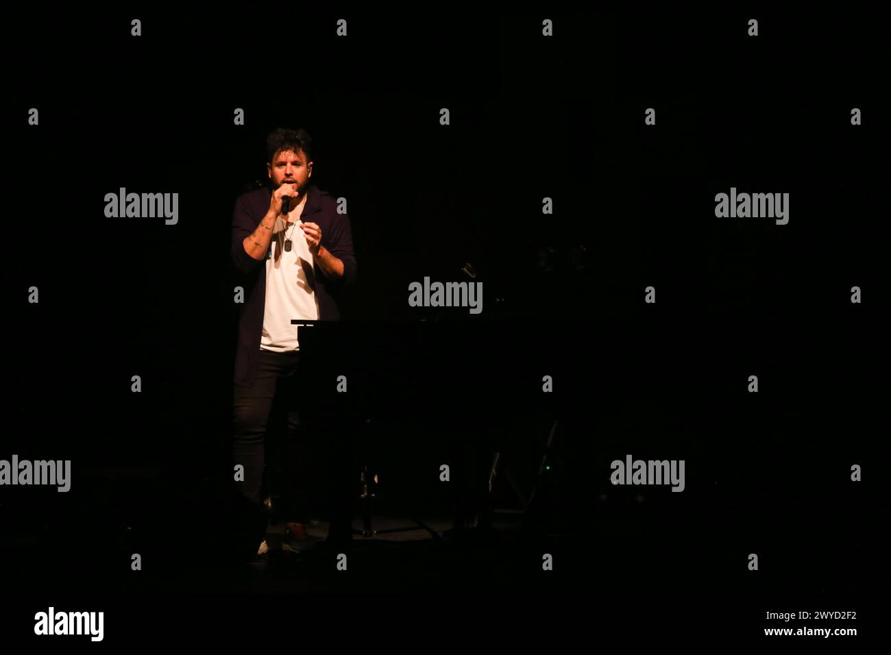 Gijón, Espagne, 05 avril 2024 : L'artiste Pablo López chante pendant le concert Pablo López à l'en Concier10 Tour, le 05 avril 2024, au Teatro de la Laboral, à Gijón, Espagne. Crédit : Alberto Brevers / Alamy Live News. Banque D'Images