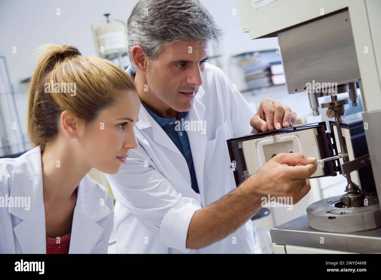 École polytechnique, Univ du pays Basque, Donostia. ARES Reomether (avec module d'analyse optique et analyseur diélectrique). Laboratoire d'industrie chimique et de génie électrochimique, chimie fondamentale, Département de génie chimique et de l'environnement. Banque D'Images