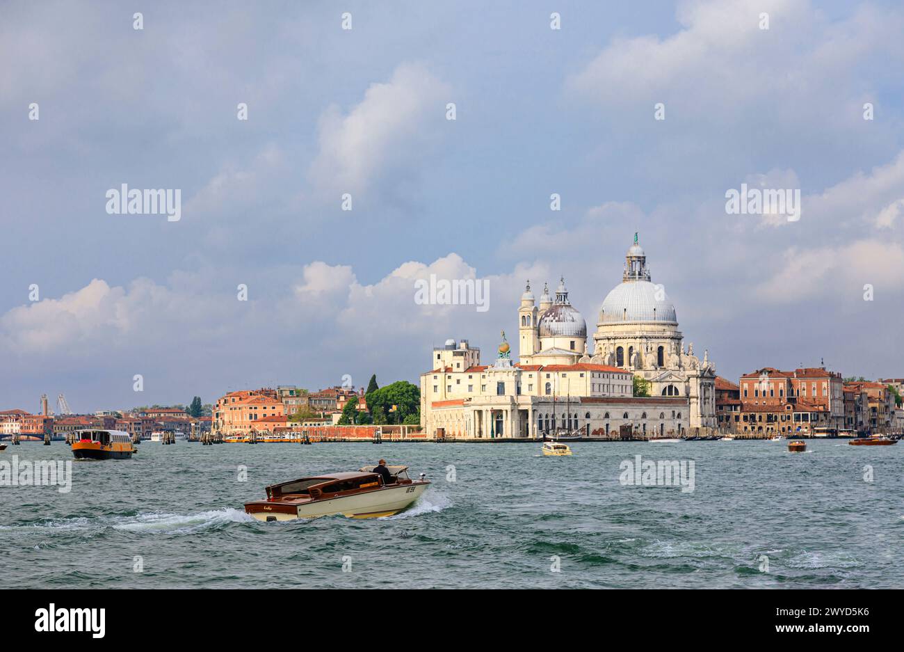 Vue panoramique sur la lagune de Venise vers la basilique Santa Maria Della Salute et le Grand canal de Venise, Italie Banque D'Images