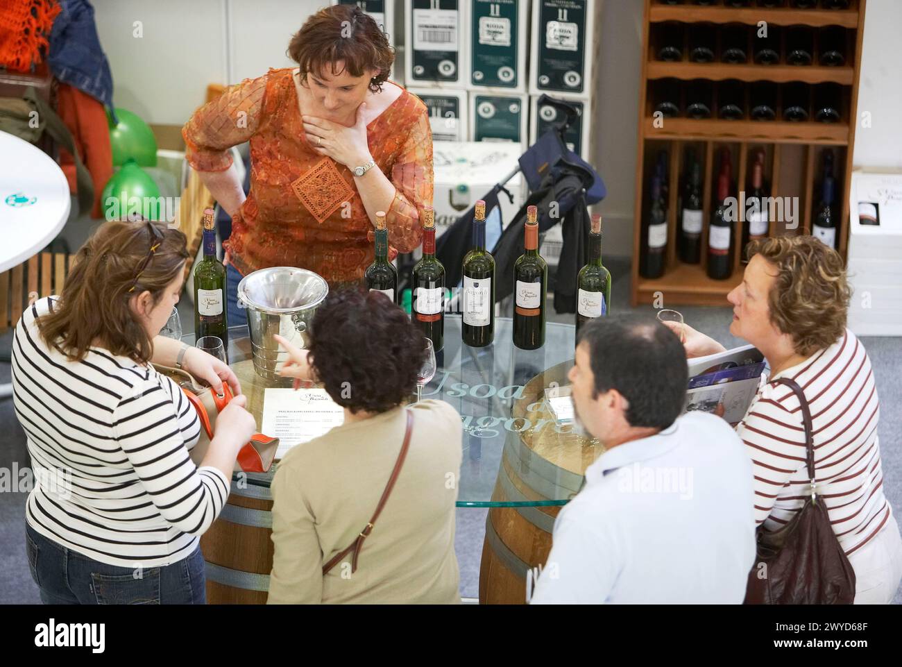 Dégustation de vin écologique. Bioterra, foire des produits biologiques, de la gestion écologique et de l'environnement, FICOBA, foire internationale de la Côte Basque. Irun, Gipuzkoa, pays Basque, Espagne. Banque D'Images