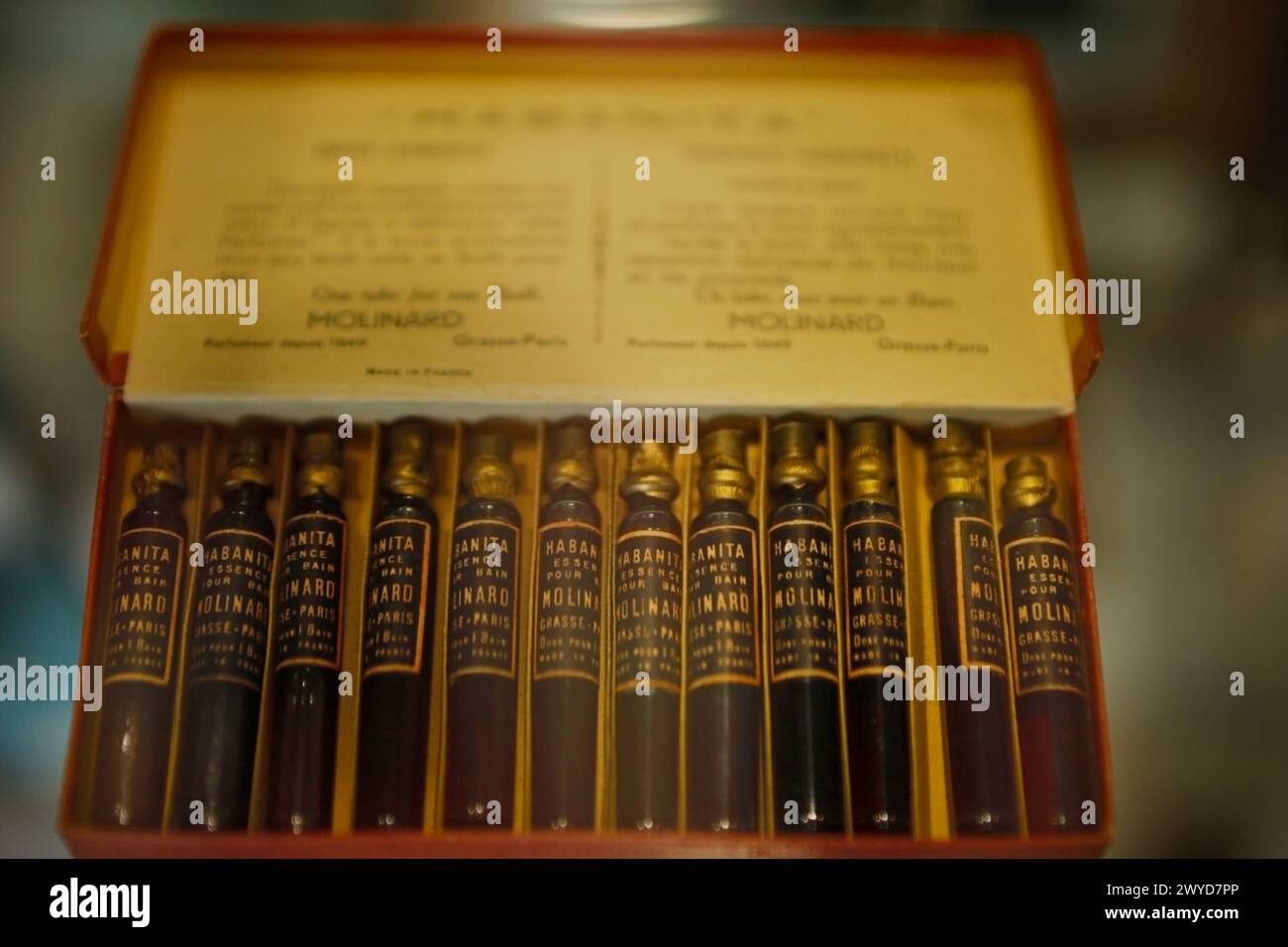 Une collection d'anciennes bouteilles d'essence de bain Habanita de Molinard est présentée dans une exposition historique, Musée de la parfumerie Molinard à Grasse, France Banque D'Images