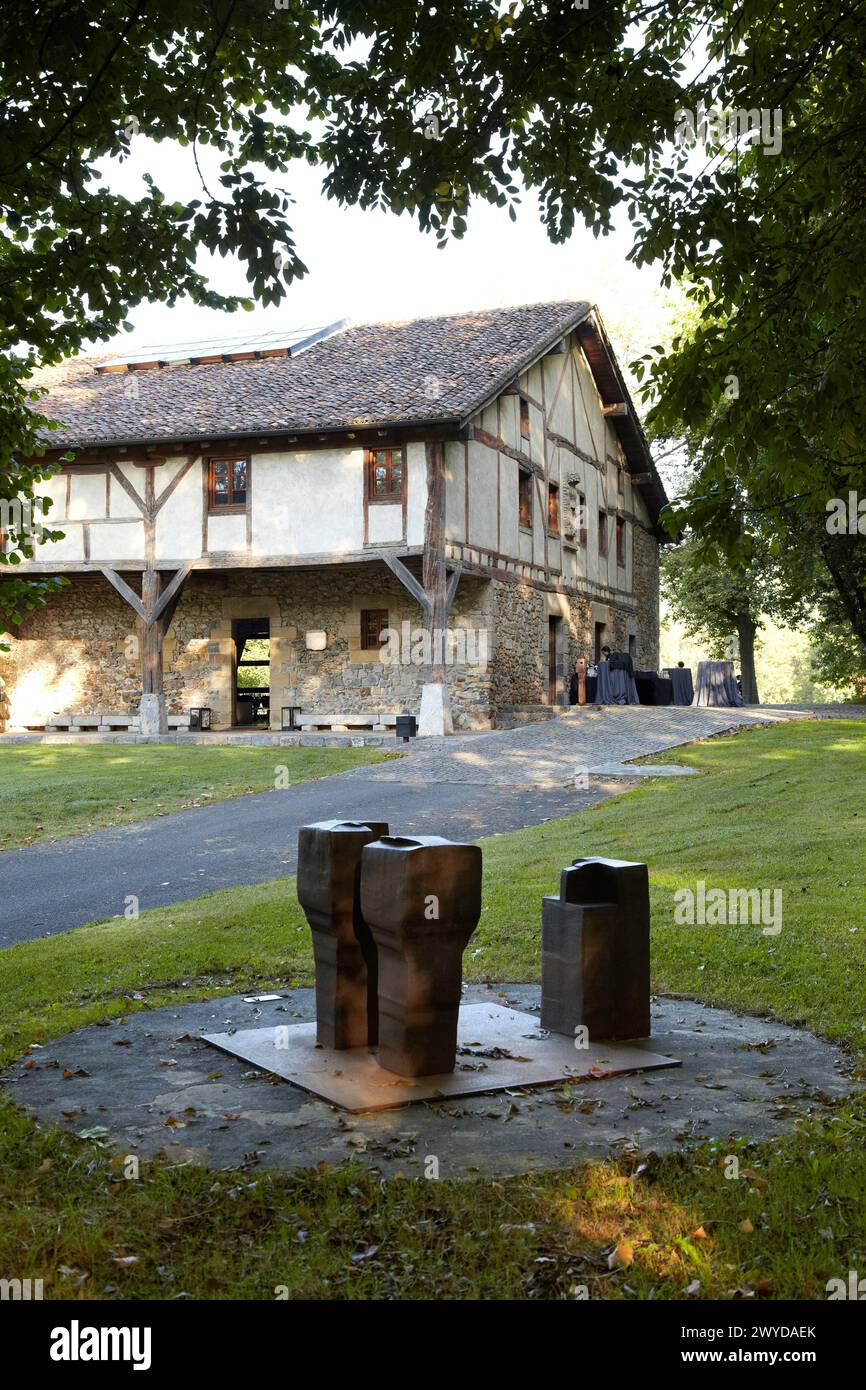 Sculptures d'Eduardo Chillida, Caserio Zabalaga, Musée Chillida Leku, Hernani, près de Donostia, Saint-Sébastien, Gipuzkoa, pays basque, Espagne. Banque D'Images