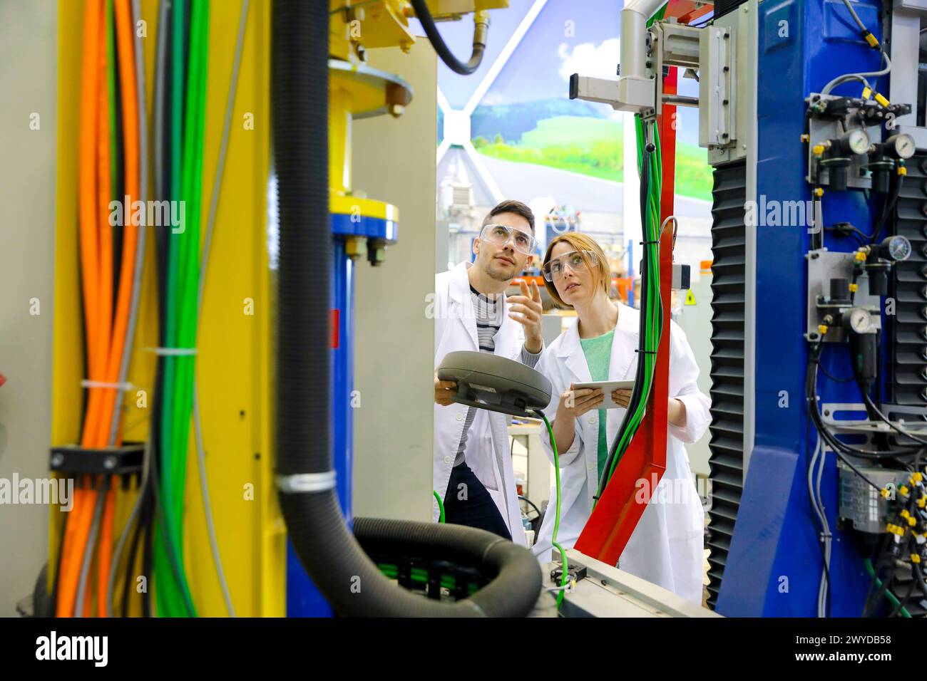 Plate-forme mobile robotique pour forage aéronautique. Chercheurs travaillant sur le robot portable pour percer des trous dans des composants d'avion, industrie, Centre de recherche et de technologie, Tecnalia recherche & innovation, Donostia, pays Basque, Espagne, Europe. Banque D'Images