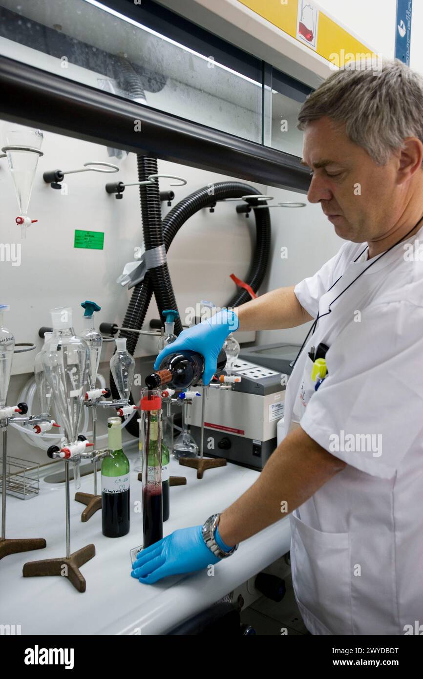 Laboratoire de physique et de chimie. Tests de détection des polluants dans le vin. AZTI-Tecnalia. Centre technologique spécialisé dans la recherche marine et alimentaire. Sukarrieta, Bizkaia, Euskadi. Espagne. Banque D'Images