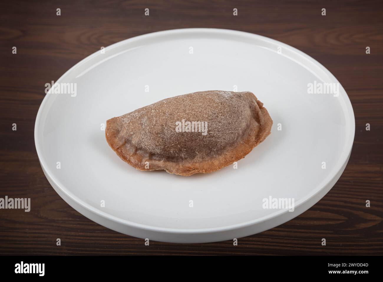 Pâte de poireaux à base de farine de sarrasin. Tartes salées maison pour les mains. Pâtisserie avec garniture végétale spéciale. Banque D'Images