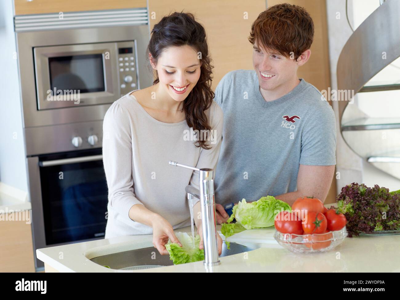 Jeune couple en cuisine. Banque D'Images