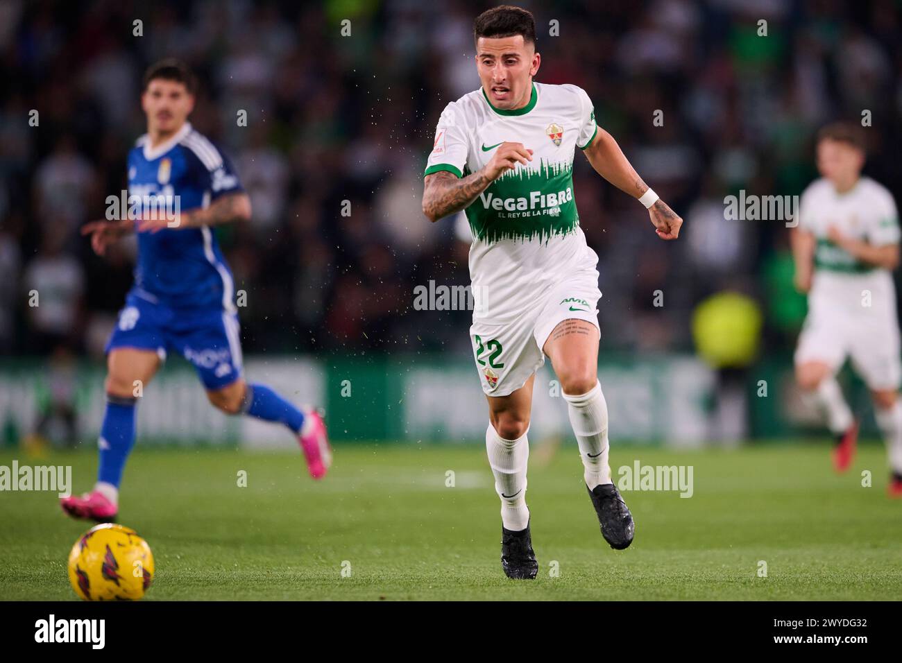 ELCHE, ESPAGNE - 5 AVRIL : Nico Fernandez, arrière gauche d'Elche CF, court avec le ballon lors du match LaLiga Hypermotion entre Elche CF et Real Oviedo au stade Manuel Martinez Valero, le 5 avril 2024 à Elche, Espagne. (Photo de Francisco Macia/photos Players images) Banque D'Images