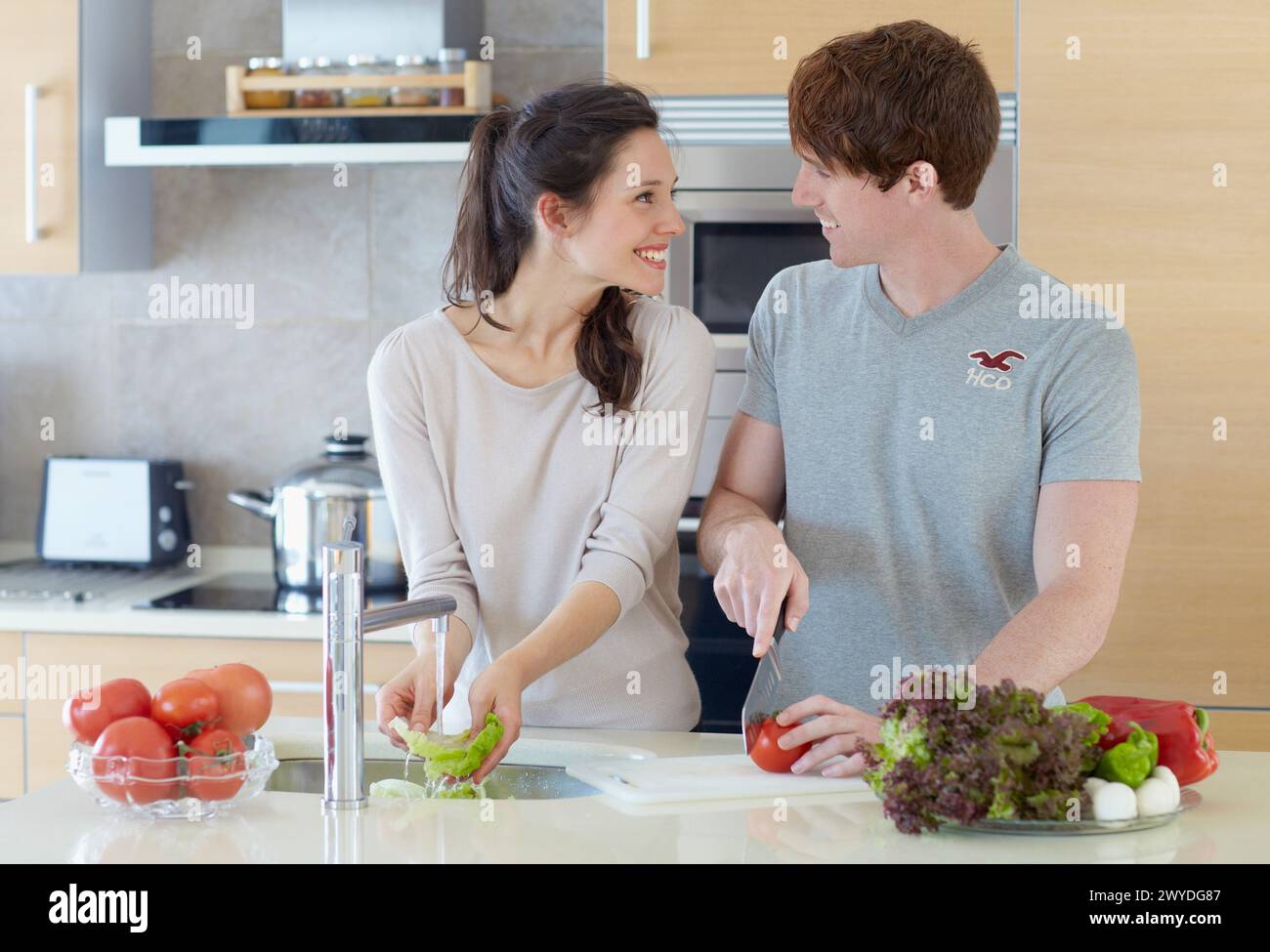 Jeune couple en cuisine. Banque D'Images