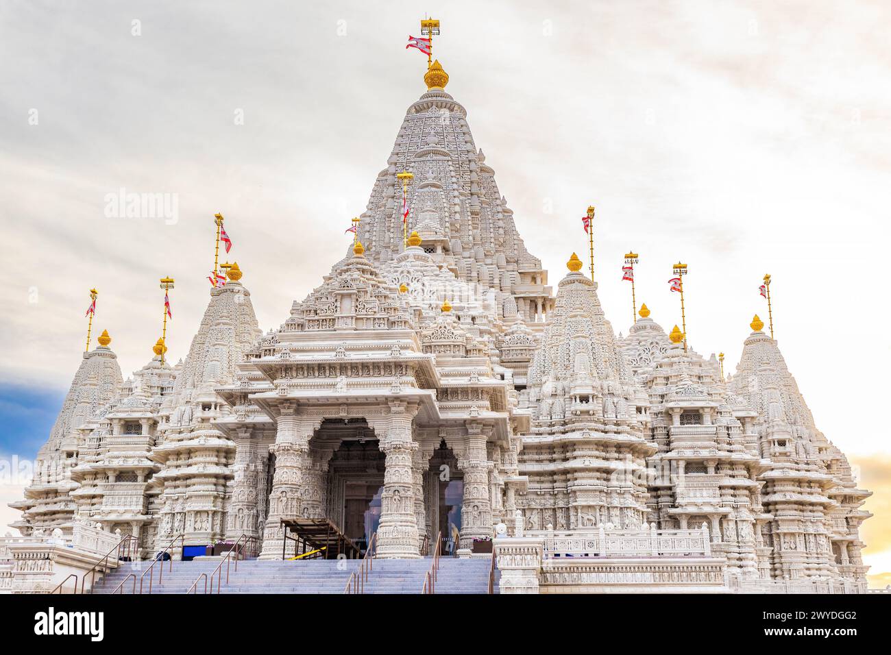 Vue panoramique du temple Akshardham Mahamandir à BAPS Swaminarayan Akshardham pendant le coucher du soleil Banque D'Images