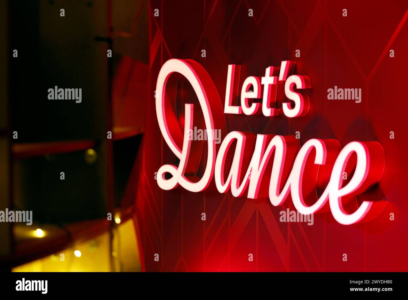 DAS logo zur Sendung in der fünften Live-Show BEI der 17. Staffel der RTL-Tanzshow Let s Dance im MMC Coloneum. Themenbild, Symbolbild Köln, 05.04.2024 NRW Deutschland *** le logo pour le programme dans le cinquième spectacle live de la 17e saison du spectacle RTL dansons dans le MMC Coloneum Theme Picture, symbolic Picture Cologne, 05 04 2024 NRW Germany Copyright : xChristophxHardtx Banque D'Images