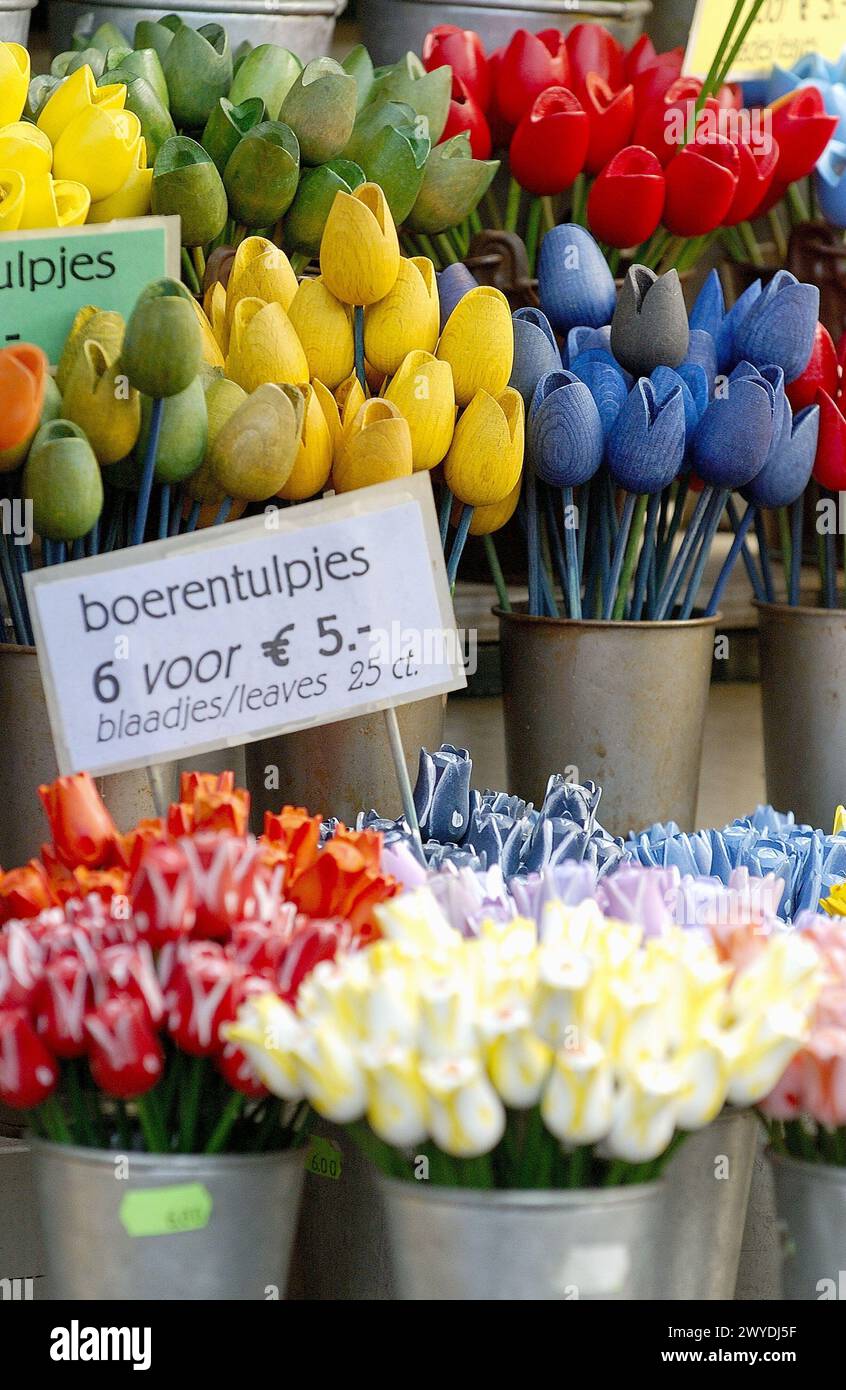 Souvenirs au Bloemenmarkt (marché aux fleurs flottant) sur Singel canal. Amsterdam. Pays-Bas. Banque D'Images