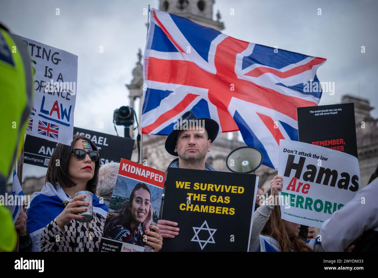 Londres, Royaume-Uni. 5 avril 2024. marche annuelle de la Journée Al Quds à Westminster organisée par la Commission islamique des droits de l'homme (CIRH). Des centaines de personnes se rassemblent pour l'événement pro-palestinien qui commence à marcher de l'extérieur du Home Office à Marsham Street en direction de Whitehall. La marche a été contre-protestée par des partisans pro-israéliens (photo) rassemblés sur la place du Parlement. Malgré les lignes de police lourdes et la séparation des barrières, des affrontements et des arrestations ont eu lieu. Crédit : Guy Corbishley/Alamy Live News Banque D'Images