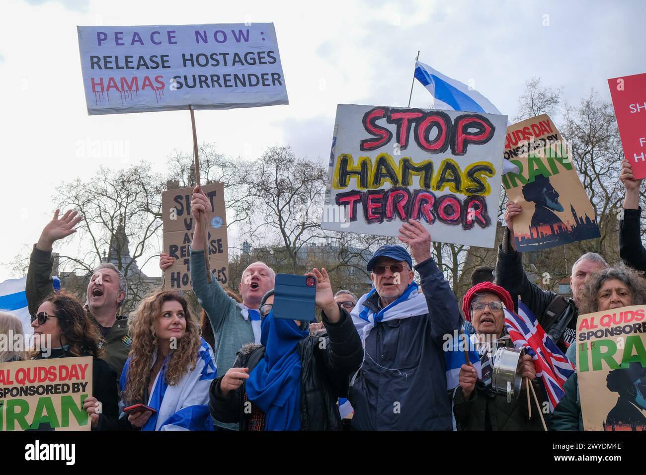 Londres, Royaume-Uni, 5 avril 2024. Des Israéliens britanniques, des Iraniens pro-démocratie et d'autres ont organisé une contre-manifestation lors de la marche annuelle de la Journée Al-Qods organisée en solidarité avec les Palestiniens. Les deux groupes se sont affrontés alors que la marche passait par la place du Parlement. Crédit : onzième heure photographie/Alamy Live News Banque D'Images
