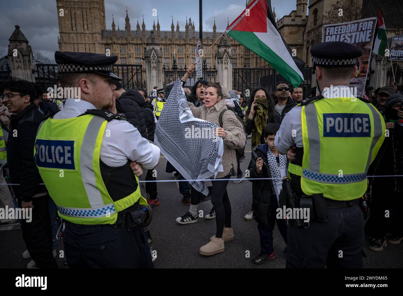 Londres, Royaume-Uni. 5 avril 2024. marche annuelle de la Journée Al Quds à Westminster organisée par la Commission islamique des droits de l'homme (CIRH). Des centaines de personnes se rassemblent pour l'événement pro-palestinien qui commence à marcher de l'extérieur du Home Office à Marsham Street en direction de Whitehall. La marche a été contre-protestée par des partisans pro-israéliens rassemblés sur la place du Parlement. Malgré les lignes de police lourdes et la séparation des barrières, des affrontements et des arrestations ont eu lieu. Crédit : Guy Corbishley/Alamy Live News Banque D'Images