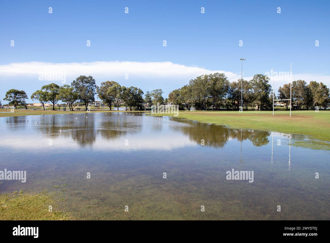 Samedi 6 avril 2024. Sydney a été frappée par un déluge de pluie au cours des dernières 48 heures, avec certaines zones, y compris Penrith recevant les précipitations les plus abondantes jamais enregistrées, à Narrabeen les résidents autour du lagon de Narabeen, sur la photo, ont été invités à évacuer en raison de la montée des niveaux d'eau du lac Narrabeen sur les plages du nord de Sydney. où plus de 150 mm de pluie sont tombés. Il y a eu plus de 50 observateurs d'inondations le long des rivières en Nouvelle-Galles du Sud et le barrage de Warragamba devrait se déverser. Créditez Martin Berry @alamy Live news. Banque D'Images