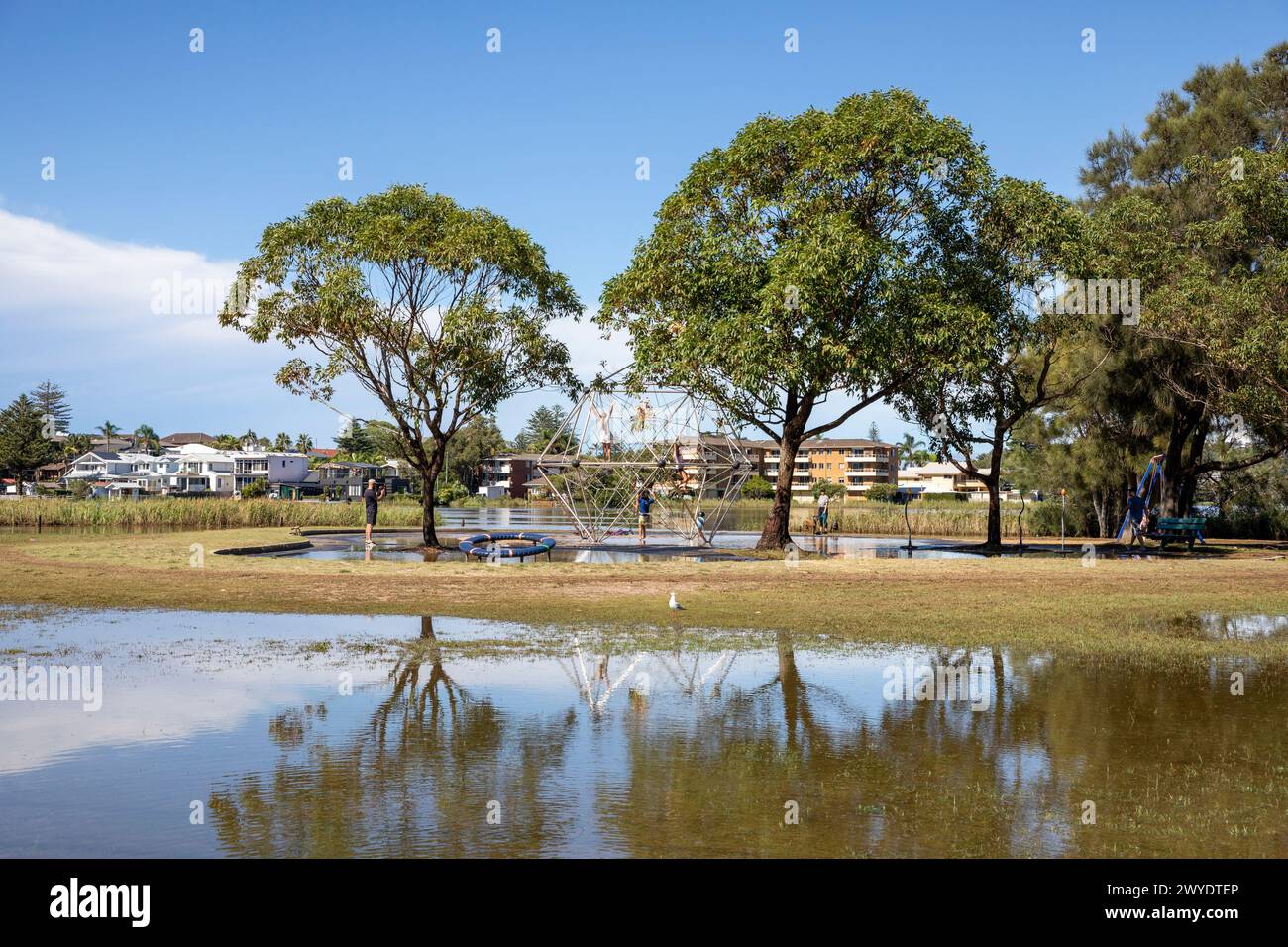 Samedi 6 avril 2024. Sydney a été frappée par un déluge de pluie au cours des dernières 48 heures, avec certaines zones, y compris Penrith recevant les précipitations les plus abondantes jamais enregistrées, à Narrabeen les résidents autour du lagon de Narabeen, sur la photo, ont été invités à évacuer en raison de la montée des niveaux d'eau du lac Narrabeen sur les plages du nord de Sydney. où plus de 150 mm de pluie sont tombés. Il y a eu plus de 50 observateurs d'inondations le long des rivières en Nouvelle-Galles du Sud et le barrage de Warragamba devrait se déverser. Créditez Martin Berry @alamy Live news. Banque D'Images