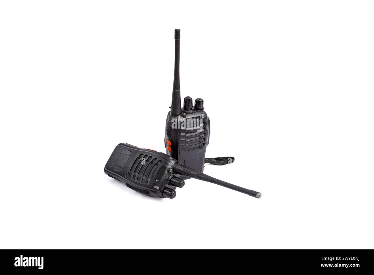 Deux talkies walkie en plastique noir isolés sur blanc Banque D'Images