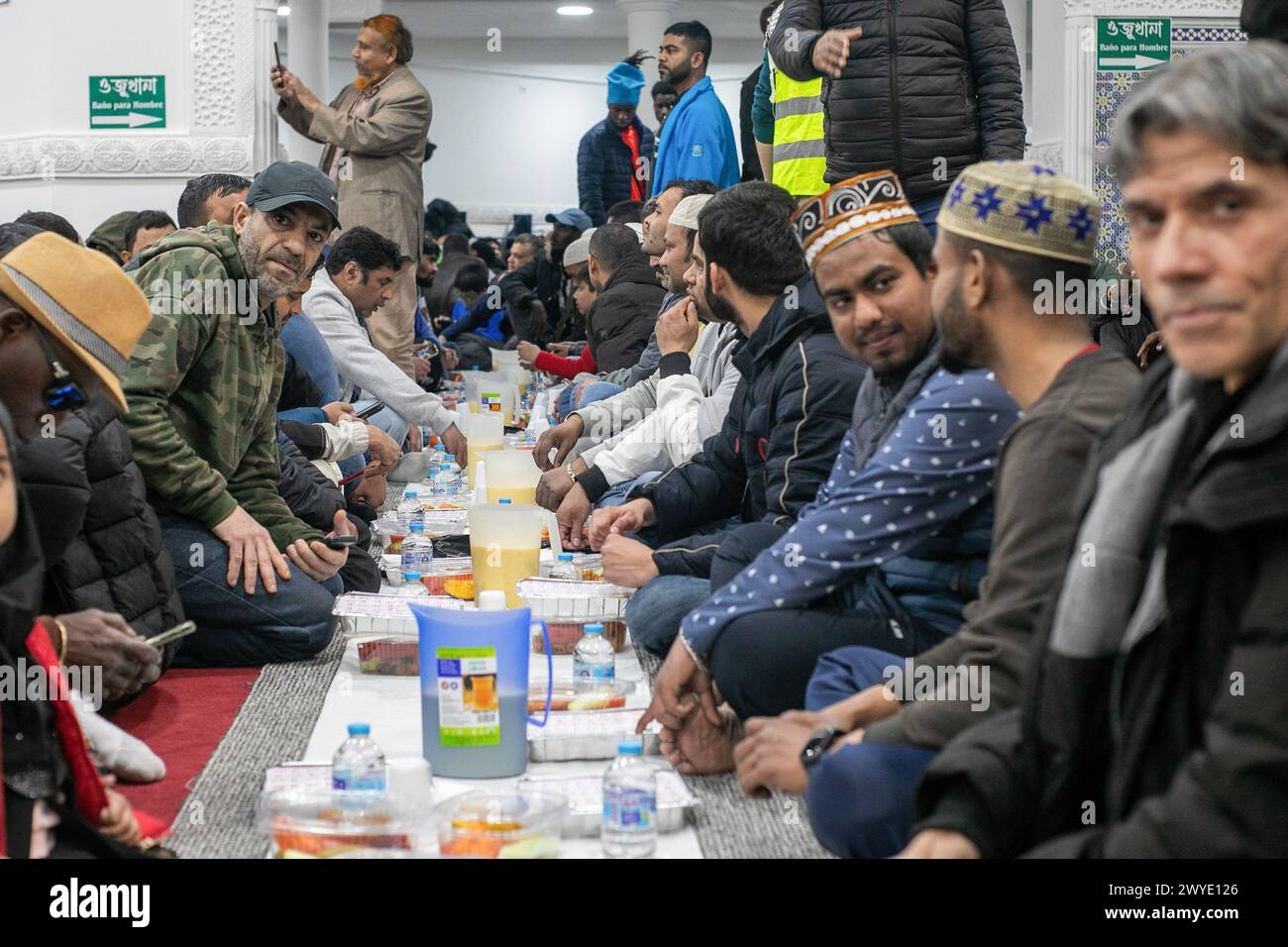 Madrid, Espagne. 05th Apr, 2024. Un groupe appartenant à la communauté musulmane du quartier de Lavapies pendant l’iftar (rompre le jeûne) dans une mosquée de Madrid. Journées portes ouvertes et dîner promus par l'Association Valiente Bangla pendant le Ramadan. Célébré à la mosquée 'Baitul Mukarram' dans le quartier de Lavapiés à Madrid. Crédit : SOPA images Limited/Alamy Live News Banque D'Images