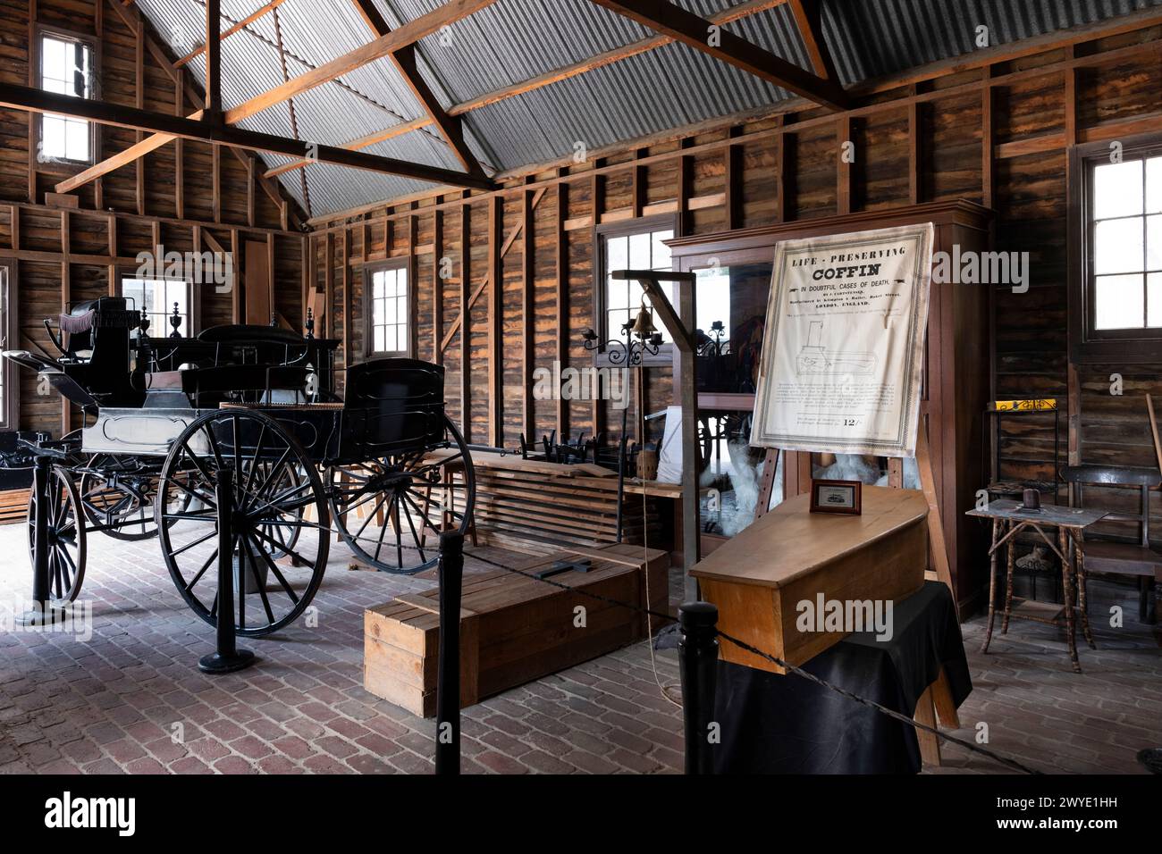 Salon funéraire avec cercueils et chariot pour le transport des défunts au musée en plein air de Sovereign Hill à Ballarat Banque D'Images