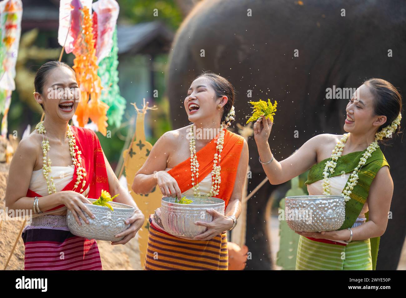 Festival Songkran. Le peuple thaïlandais du Nord dans des vêtements traditionnels s'habillant éclaboussant de l'eau ensemble dans le festival culturel de jour de Songkran avec pagode de sable an Banque D'Images