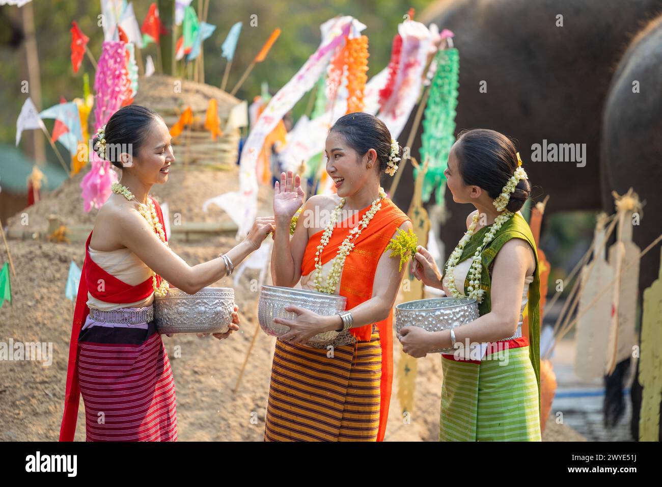 Festival Songkran. Le peuple thaïlandais du Nord dans des vêtements traditionnels s'habillant éclaboussant de l'eau ensemble dans le festival culturel de jour de Songkran avec pagode de sable an Banque D'Images