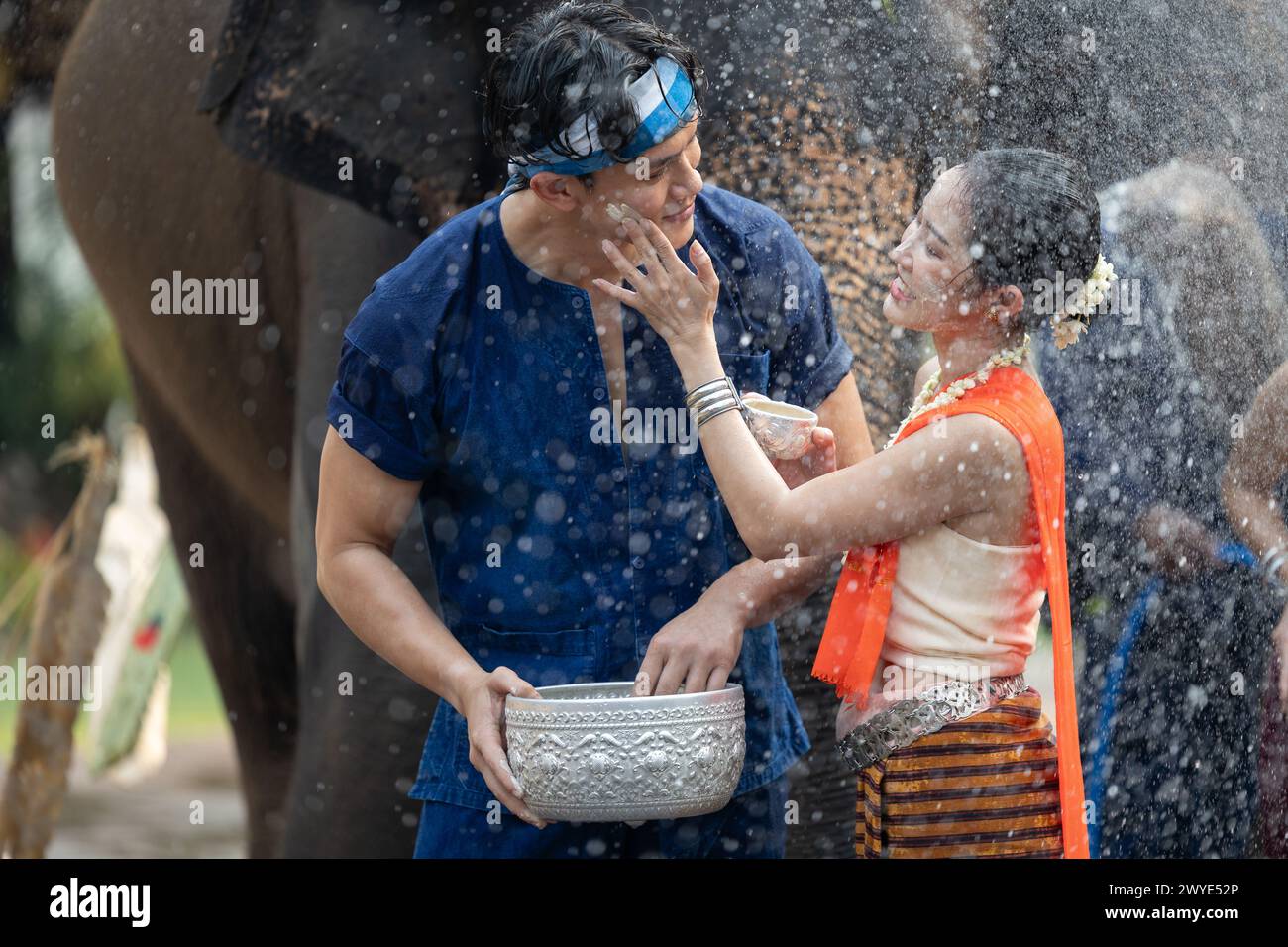 Festival Songkran. Les gens du nord de la Thaïlande en vêtements traditionnels s'habillant éclaboussant de l'eau ensemble dans le festival culturel de jour de Songkran avec dos d'éléphant Banque D'Images