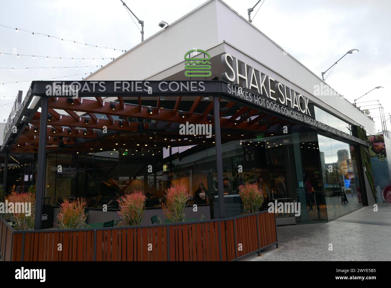 Los Angeles, Californie, USA 4 avril 2024 Shake Shack au Westfield Century City Mall le 4 avril 2024 à Los Angeles, Californie, USA. Photo de Barry King/Alamy Stock photo Banque D'Images