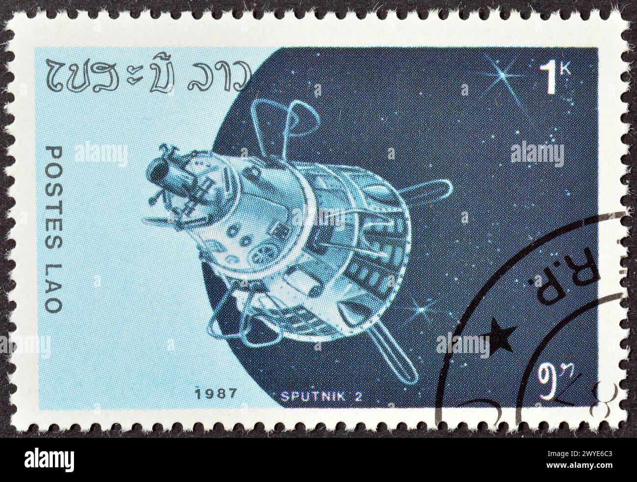 Timbre-poste annulé imprimé par le Laos, qui montre le satellite 'Spoutnik-2', vers 1987. Banque D'Images