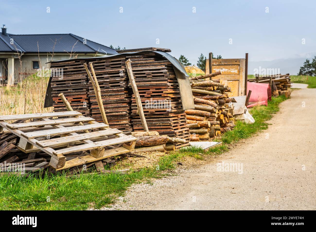 Concept de journée des déchets en vrac, vieux bois, déchets divers mis dans une rue pour la collecte des déchets en vrac du conseil Banque D'Images