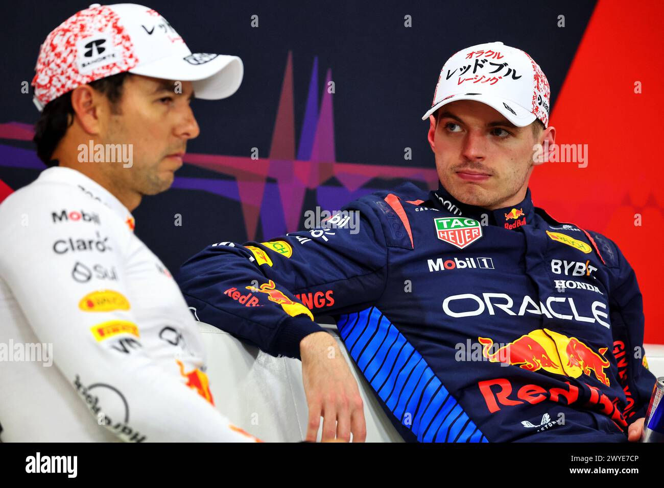 Suzuka, Japon. 06 avril 2024. (De gauche à droite) : Sergio Perez (MEX) Red Bull Racing et son coéquipier Max Verstappen (NLD) Red Bull Racing lors de la conférence de presse post-qualification de la FIA. 06.04.2024. Championnat du monde de formule 1, Rd 4, Grand Prix du Japon, Suzuka, Japon, jour de qualification. Le crédit photo devrait se lire : XPB/Alamy Live News. Banque D'Images