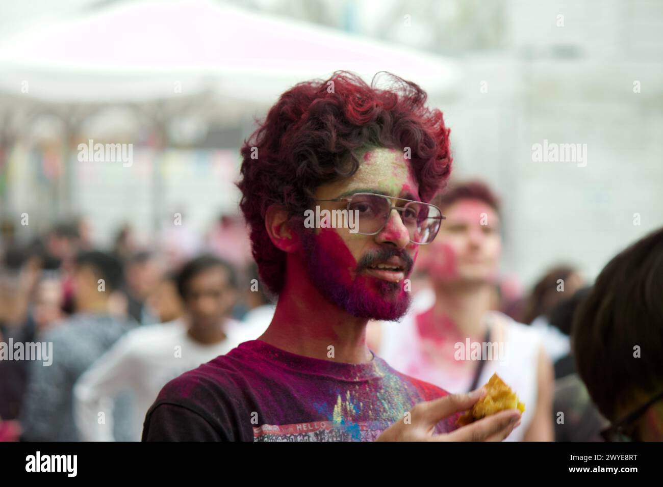 Berlin, Allemagne, 30 mars 2024. Des centaines de personnes célèbrent Holi Festival, une fête hindoue sacrée. Banque D'Images