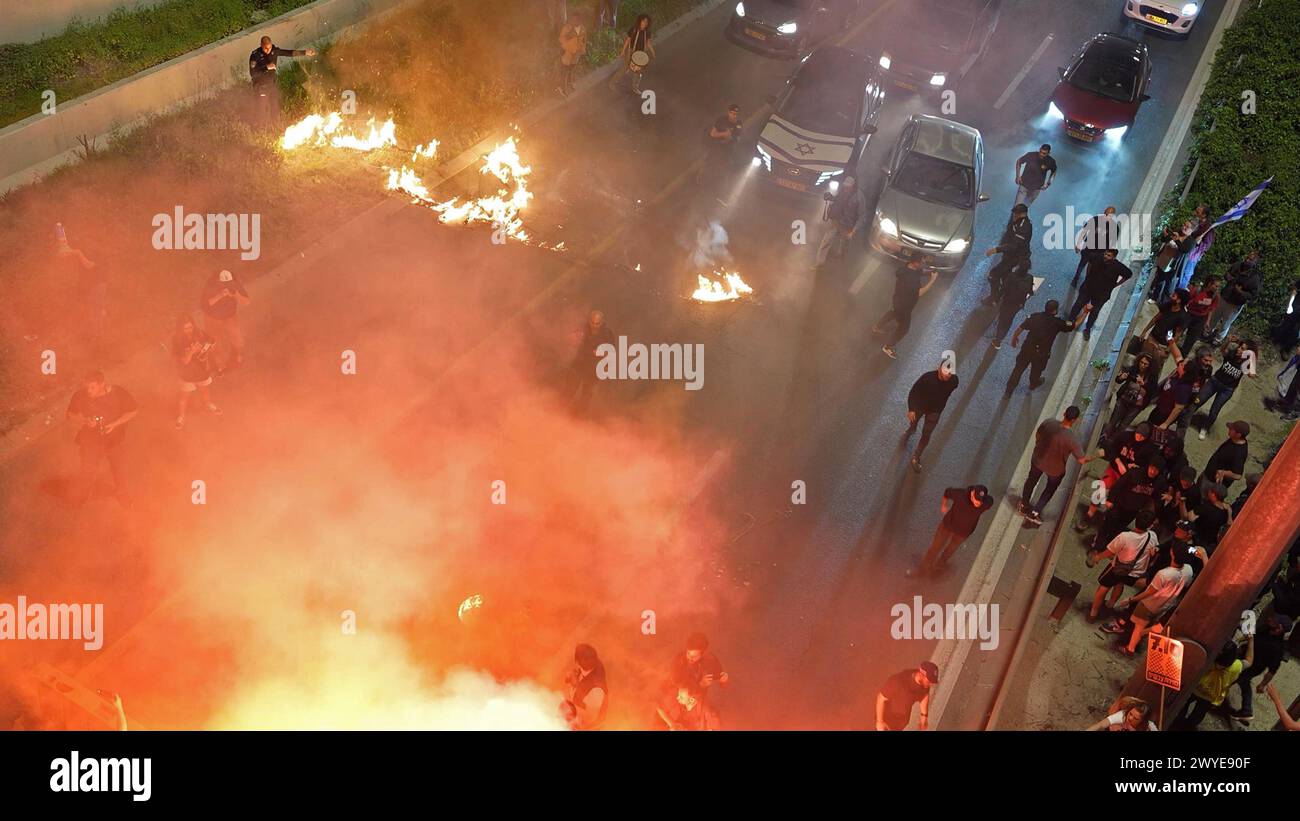 JÉRUSALEM - MARS 31 : des manifestants ont mis le feu alors qu'ils bloquaient une grande autoroute lors d'une manifestation appelant à la libération des otages israéliens détenus dans la bande de Gaza et contre le premier ministre israélien Benjamin Netanyahou et son gouvernement le 31 mars 2024 à Jérusalem. Israël Banque D'Images