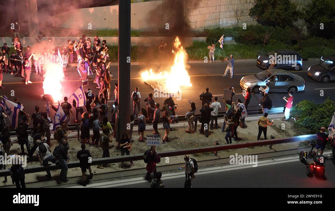 JÉRUSALEM - MARS 31 : des manifestants ont mis le feu alors qu'ils bloquaient une grande autoroute lors d'une manifestation appelant à la libération des otages israéliens détenus dans la bande de Gaza et contre le premier ministre israélien Benjamin Netanyahou et son gouvernement le 31 mars 2024 à Jérusalem. Israël Banque D'Images