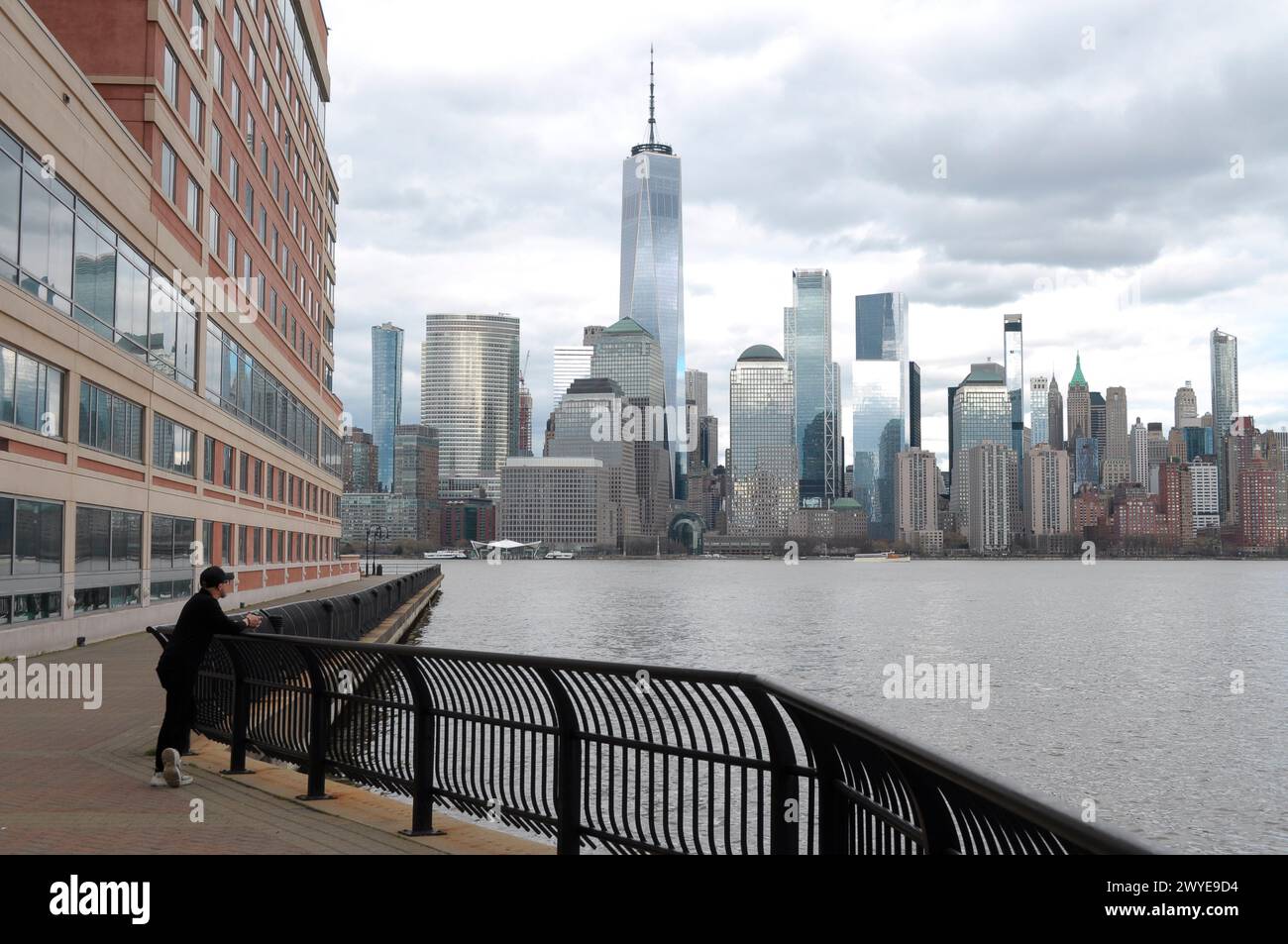 Une personne se tient au bord de la rivière Hudson à Jersey City, New Jersey comme l'horizon de New York City et le One World Trade Center sont en arrière-plan. Dans la matinée du 5 avril, New York et le New Jersey ont été frappés par des tremblements d'un tremblement de terre de magnitude 4,8 en provenance du New Jersey selon le United States Geological Survey. L'agence gouvernementale a déclaré que les tremblements du tremblement de terre ont également été ressentis à Philadelphie et Boston. Aucun dommage important n'a été signalé à New York ou dans le New Jersey. (Photo Jimin Kim/SOPA images/SIPA USA) Banque D'Images