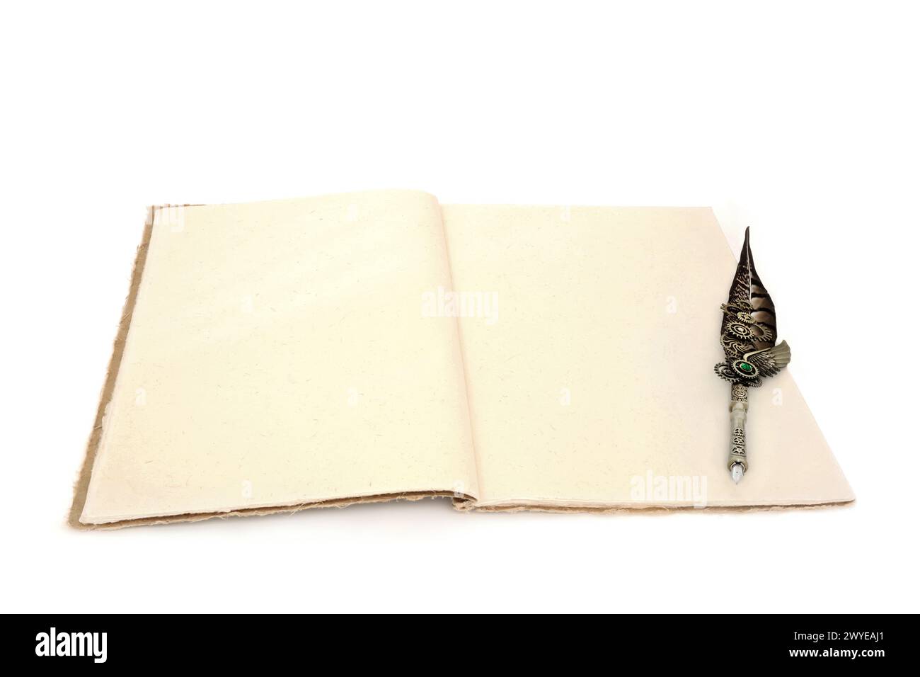 Cahier de chanvre avec vieux stylo plume rétro sur fond blanc. Ancienne lettre, document, journal, concept de manuscrit. Banque D'Images