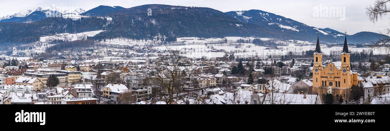 Large vue panoramique aérienne de Brunico (Bruneck), Tyrol du Sud, Italie en hiver. Banque D'Images