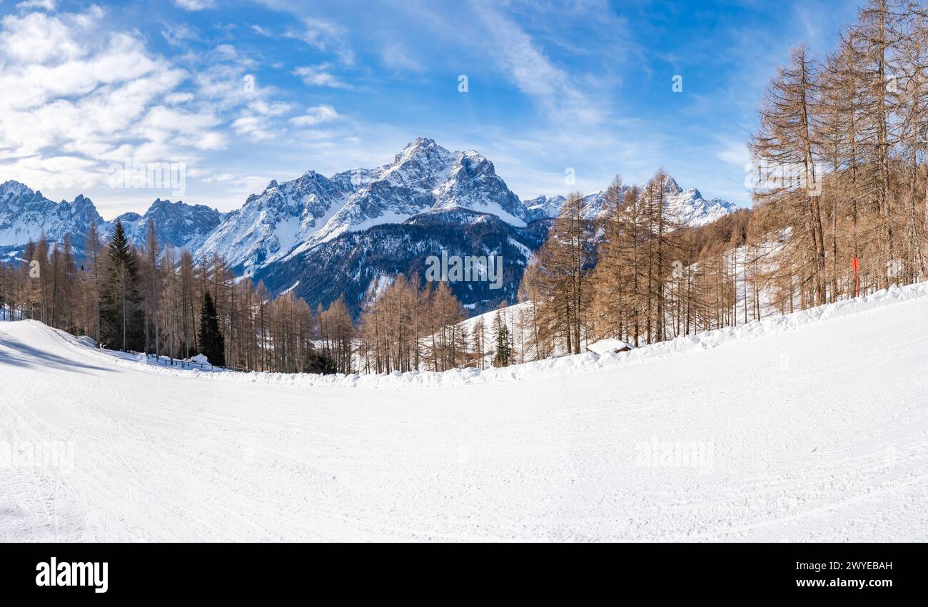 Large vue panoramique sur le paysage d'hiver avec les Dolomites enneigées à Kronplatz, Italie Banque D'Images