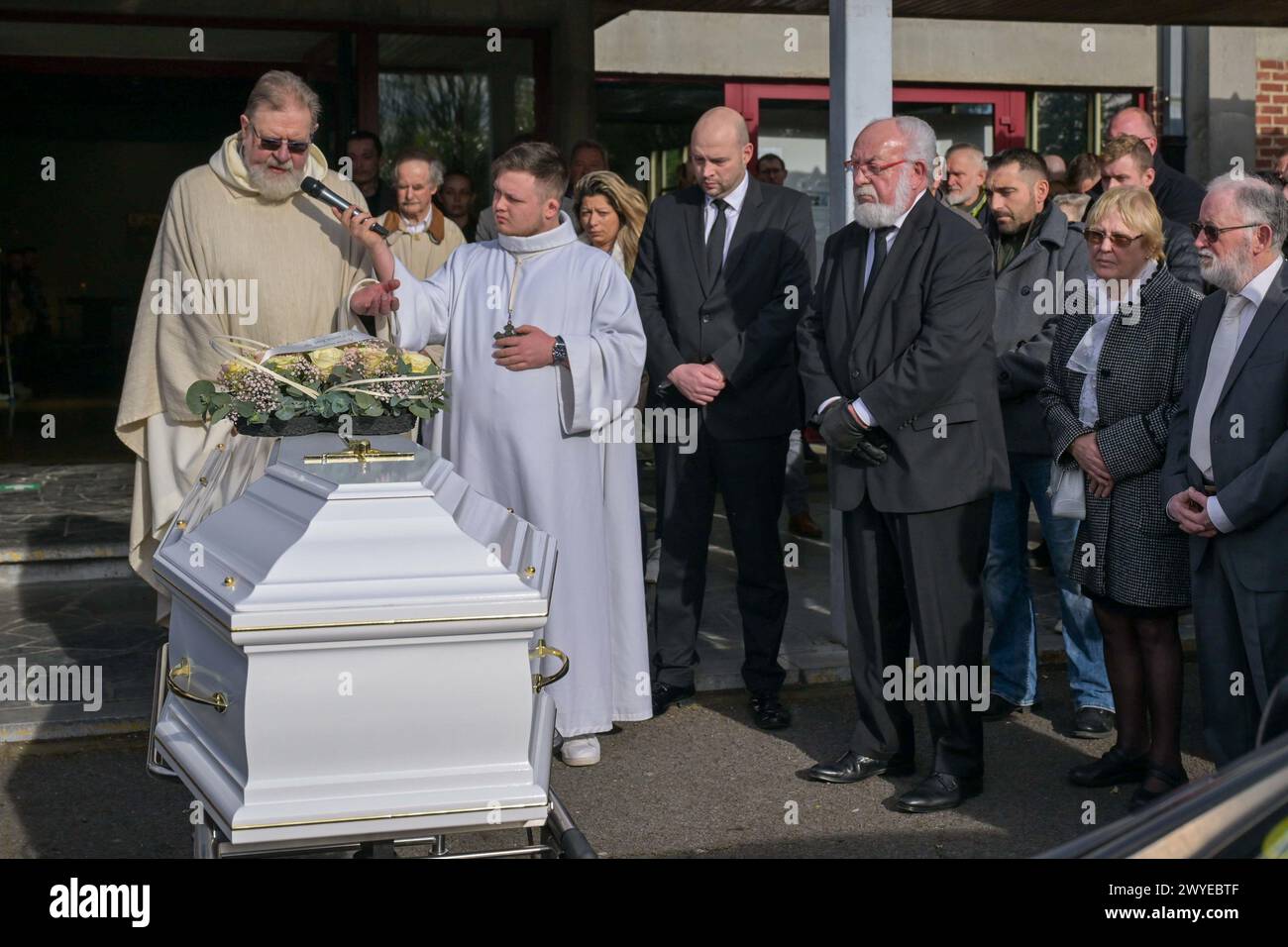 Tournai, Belgique. 06 avril 2024. Un prêtre prend la parole lors de la cérémonie funéraire de Cathy Dubois qui a été tuée samedi, à Tournai, samedi 06 avril 2024. samedi dernier, la jeune femme, restauratrice de Tournai, a été battue et jetée dans la rivière Escaut BELGA PHOTO JONAS ROOSENS crédit : Belga News Agency/Alamy Live News Banque D'Images