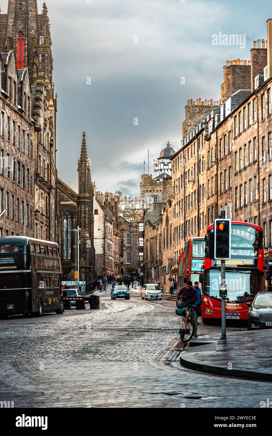 Edimbourg, Écosse - 22 janvier 2024 : la rue pavée de Lawnmarket, qui fait partie du célèbre Royal Mile dans la vieille ville d'Edimbourg Banque D'Images