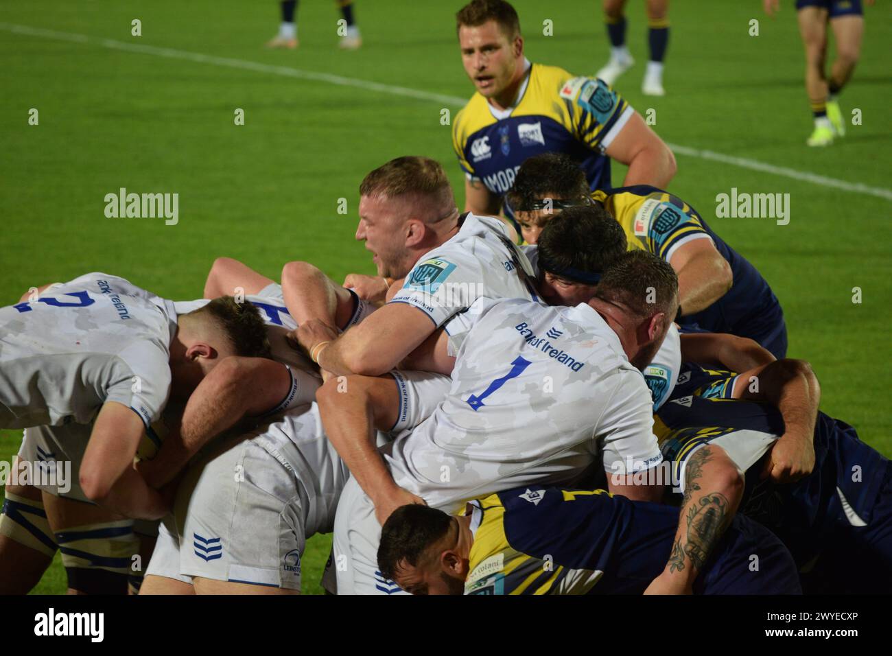 Scrum pendant Zebre Parma v Leinster dans l'URC, joué à Parme en mars 2024 Banque D'Images