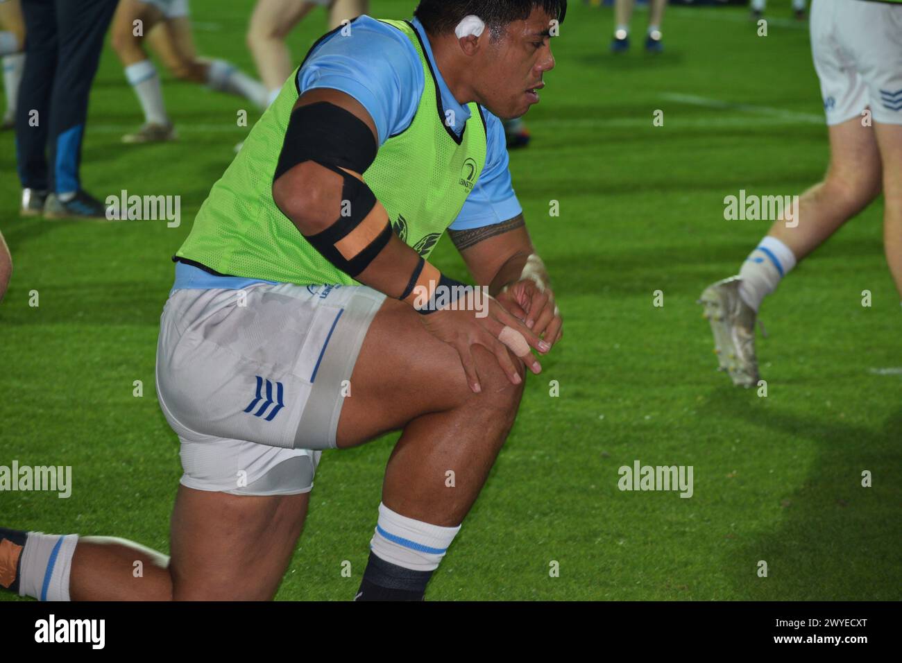 Michael Ala'alatoa s'échauffe devant Zebre Parma contre Leinster dans l'URC, joué à Parme en mars 2024 Banque D'Images