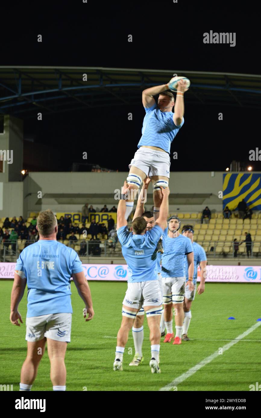 Leinster pratiquant le line-out avant Zebre Parma contre Leinster dans l'URC, joué à Parme en mars 2024 Banque D'Images