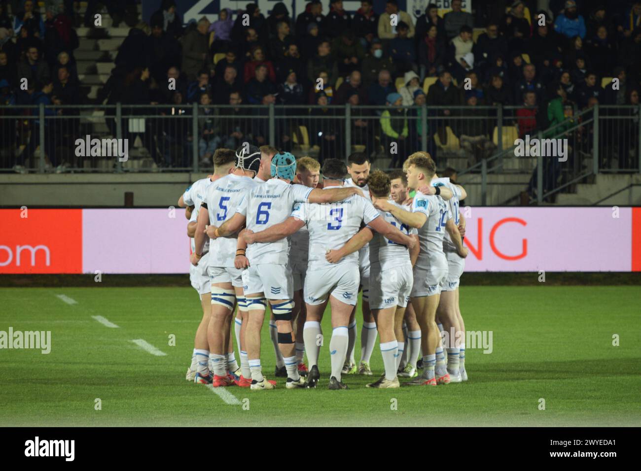 L'équipe de Leinster s'est réunie après avoir remporté un match contre Zebre Parma en URC en mars 2024 Banque D'Images