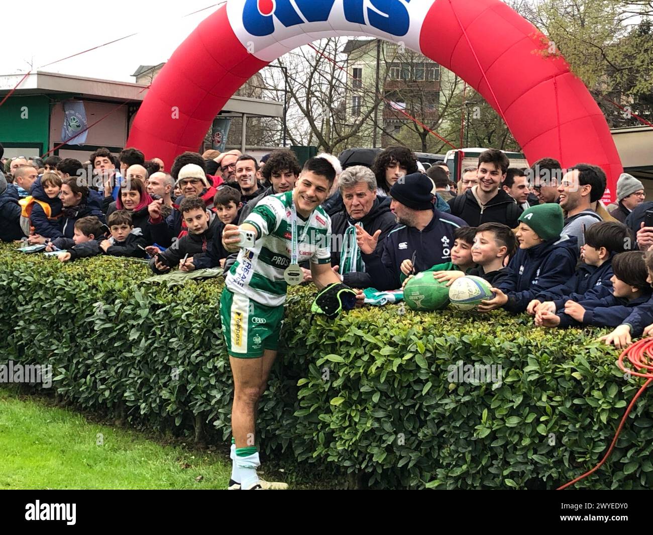 Juan Ignacio Brex prenant des selfies avec des fans après Benetton v Connacht à l'URC en mars 2024 Banque D'Images