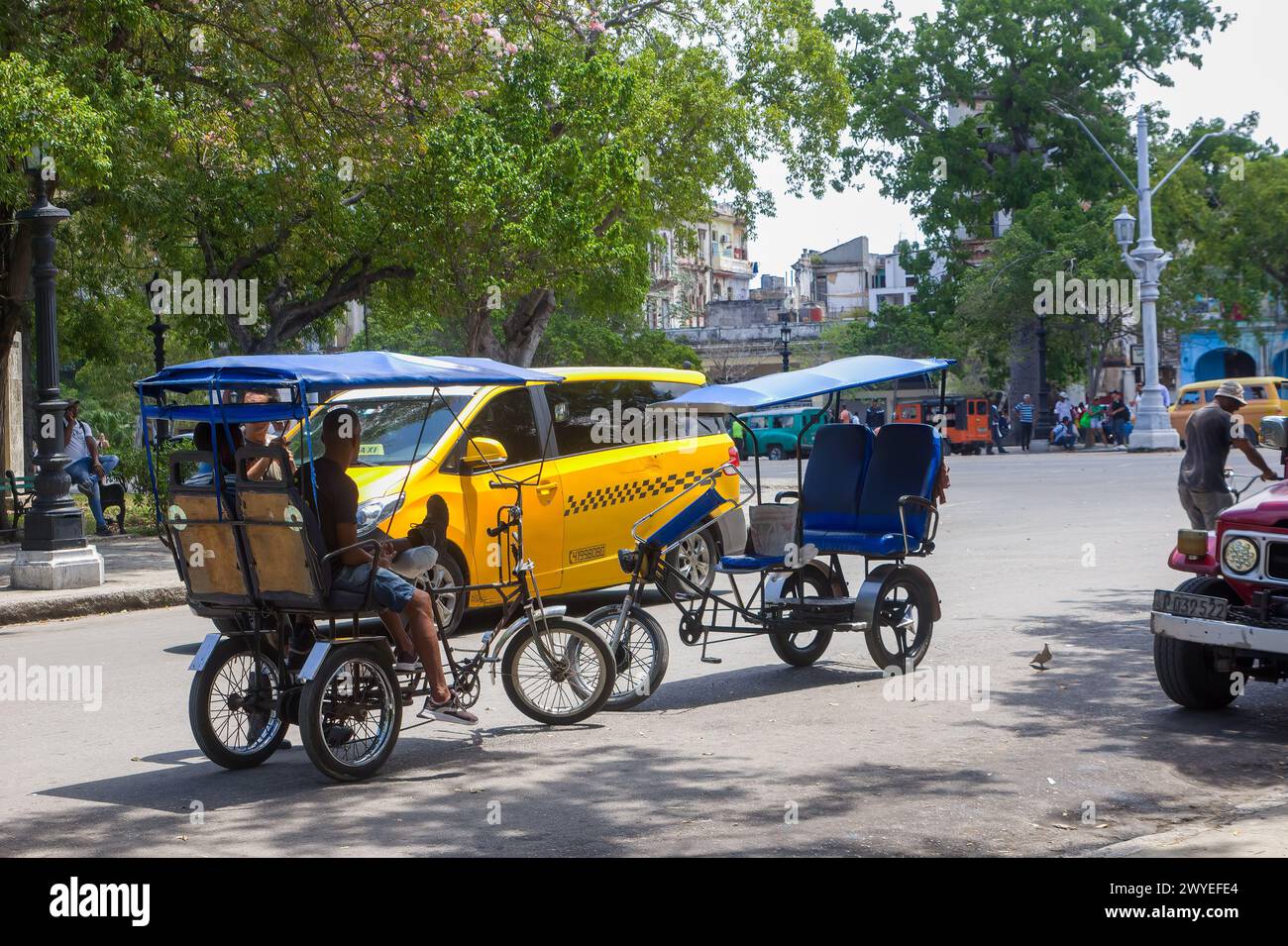 Peuple cubain en bicitaxis ou pédicabs dans le quartier du centre-ville de la Havane, Cuba Banque D'Images